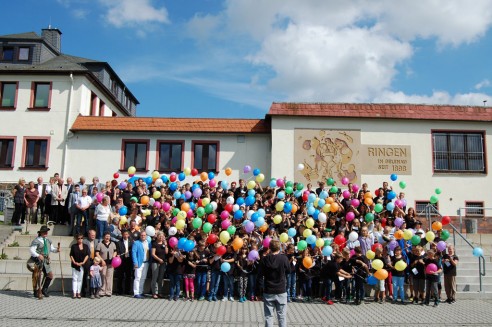 Ballonaktion zum Schuljubiläum